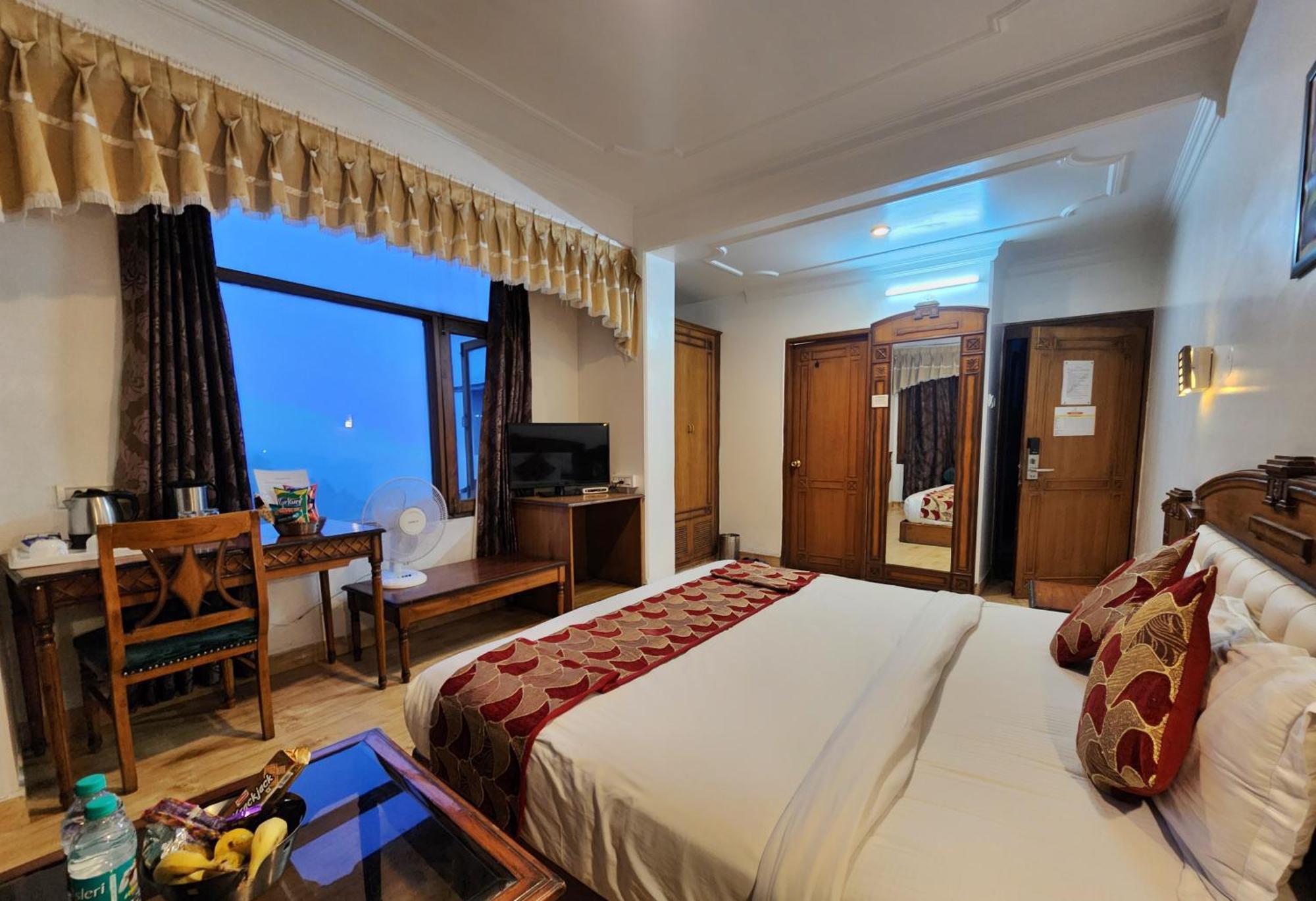 Hotel Surya Shimla Exteriör bild