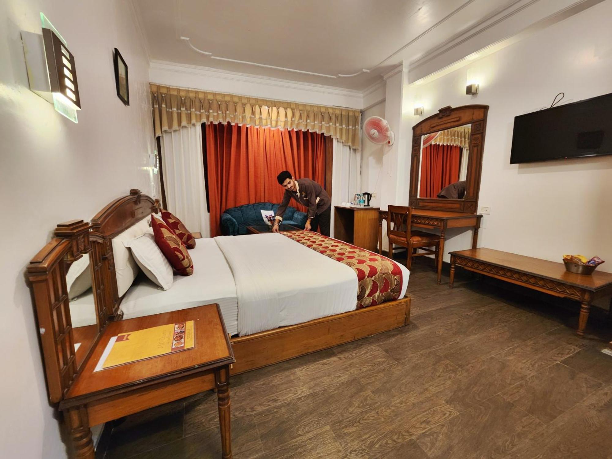 Hotel Surya Shimla Exteriör bild