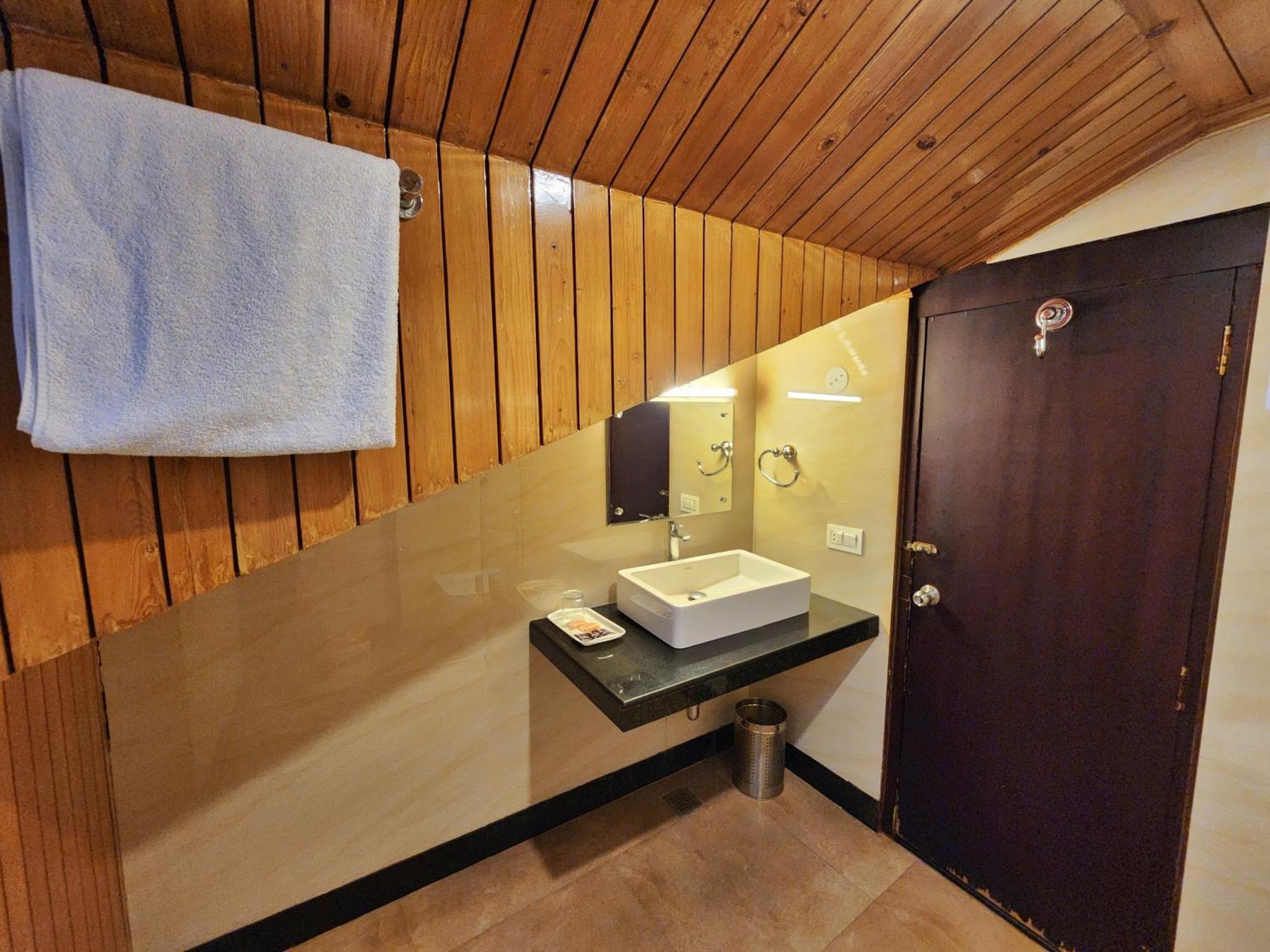Hotel Surya Shimla Exteriör bild